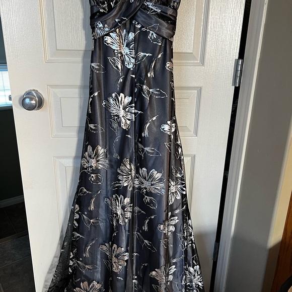 Long gown - Picture 1 of 5